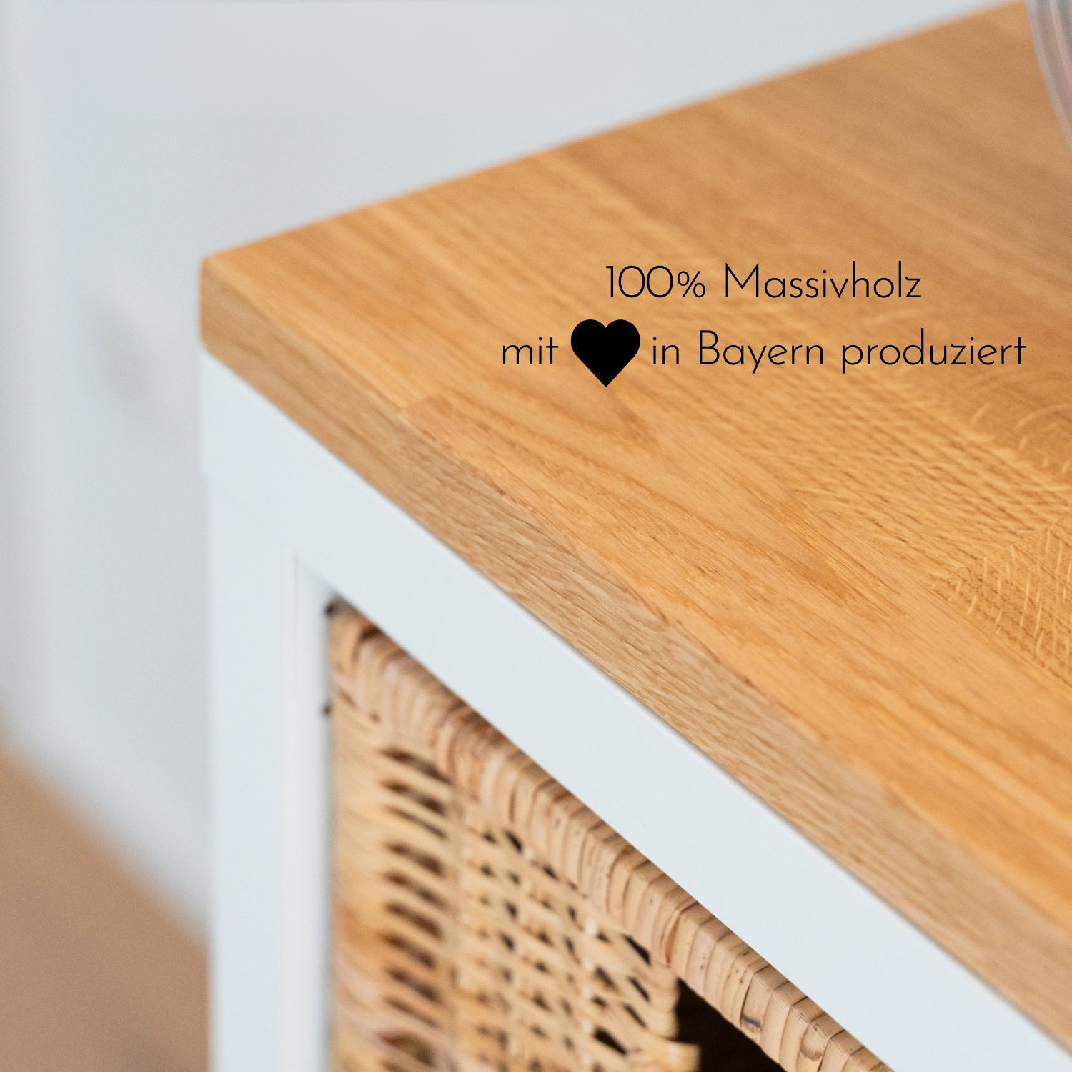 Detailbild einer Deckplatte aus Eichenmassivholz in Natur geölt für das IKEA Kallax Würfelregal von Omformo. Text auf dem Bild: 100 % Massivholz mit Herz in Bayern produziert.