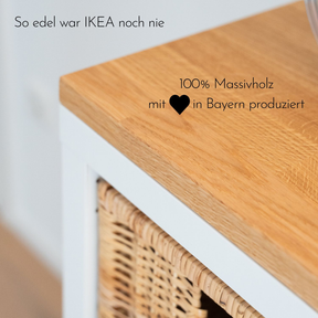 Detailbild einer Deckplatte aus Eichenmassivholz in Natur geölt für das IKEA Kallax Würfelregal von Omformo. Text auf dem Bild: So edel war IKEA noch nie - 100 % Massivholz mit Herz in Bayern produziert.