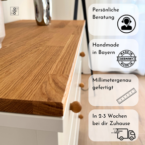 IKEA Hemnes Kommode mit einer Deckplatte aus Eichenmassivholz und passenden Möbelknöpfen Kuula von Omformo. Listet Fakten über die Produkte und die Firma auf wie "Persönliche Beratung, Handmade in Bayern, Millimetergenau gefertigt und In 2-3 Woche bei dir Zuhause" für Deckplatten nach Maß. 