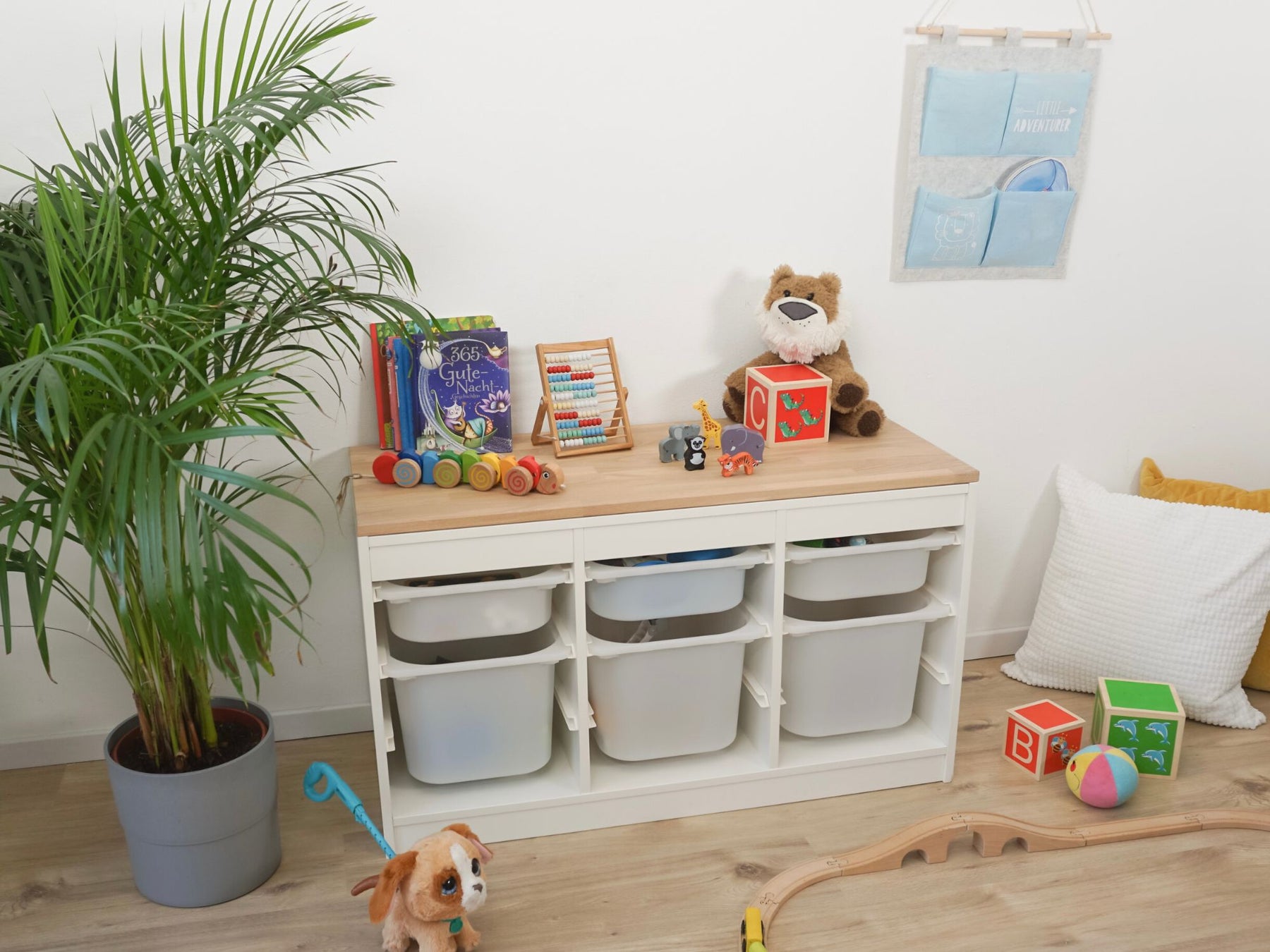Ikea Trofast mit Deckplatte aus Eichenholz, weiß geölt, mit Spielzeug dekoriert